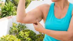 Jak zpevnit ochablá paže doma bez činek: jednoduchý 10minutový plán