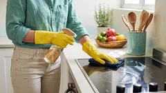 Odstraňování mastnoty v kuchyni: Nejlepší tipy od profesionálního uklízeče