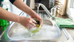Jak správně mýt nádobí: chyby, kterým byste se měli vyhnout