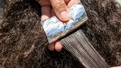 Fólie dokáže zázraky: trik, díky kterému se z neposlušných vlasů během několika minut stanou luxusní kadeře