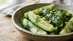 Okurky bez marinády – jednoduchý trik, který dodá jídlu výraznou chuť