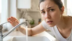 Zpětný tok ve směšovači: Je bezpečné pít teplou vodu z kohoutku na studenou vodu
