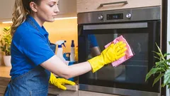 Tento výrobek najdete v každé kuchyni: jednoduchý trik, jak vyčistit vnitřní sklo trouby