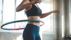 Hula hoop na zeštíhlení pasu: mýtus o hubnutí, nebo jen hračka pro znuděné