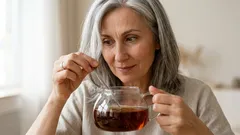 Barva na vlasy přímo z konvice: jednoduchý způsob, jak zakrýt šediny pomocí domácích prostředků